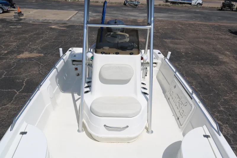 Slide: The Image of 2005 NauticStar 2200 Nautic Bay boat interior with seating and console. - 7
