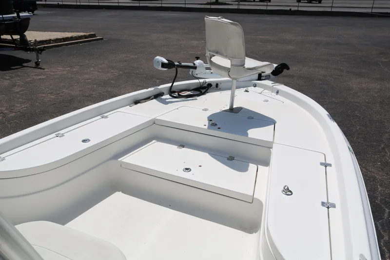 Slide: The Image of 2005 NauticStar 2200 Nautic Bay boat with white deck and seating. - 8