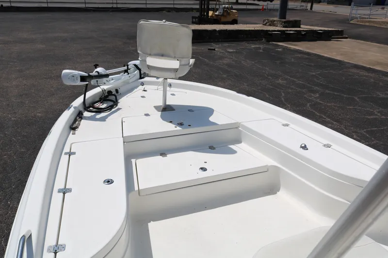 Slide: The Image of 2005 NauticStar 2200 Nautic Bay boat deck with seating and trolling motor. - 9