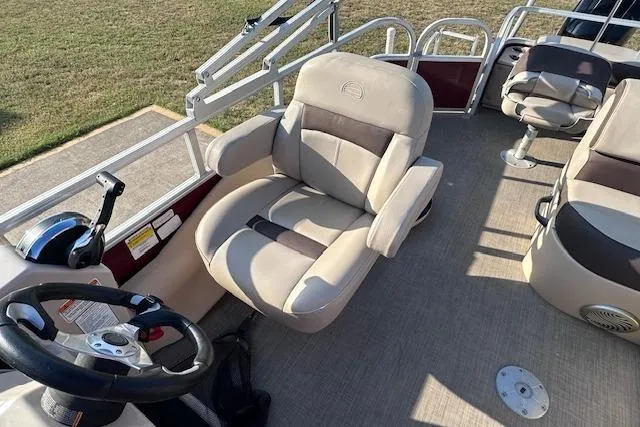 Slide: The Image of 2018 Sun Tracker SportFish 22 DLX boat interior with steering wheel and seating. - 10