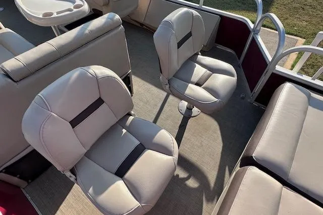 Slide: The Image of 2018 Sun Tracker SportFish 22 DLX interior with comfortable seating and spacious layout. - 14