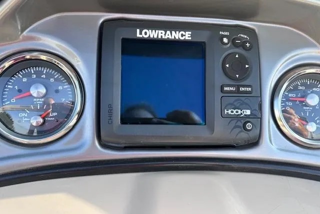 Slide: The Image of Dashboard of 2018 Sun Tracker SportFish 22 DLX with Lowrance Hook3 display. - 21