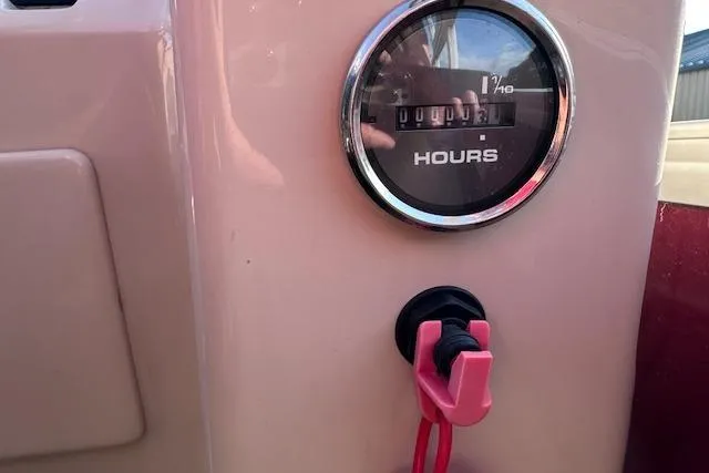 Slide: The Image of Hour meter on 2018 Sun Tracker SportFish 22 DLX boat dashboard. - 22