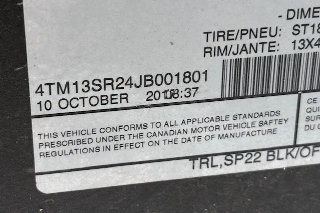 Slide: The Image of Label on 2018 Sun Tracker SportFish 22 DLX, showing compliance with Canadian safety standards. - 26