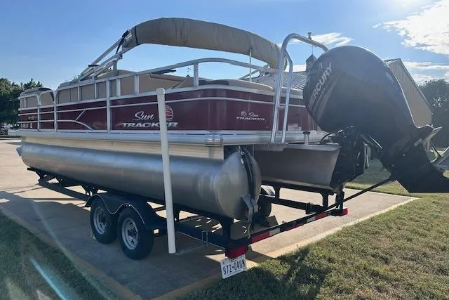 Slide: The Image of 2018 Sun Tracker SportFish 22 DLX pontoon boat on trailer, parked outdoors. - 4
