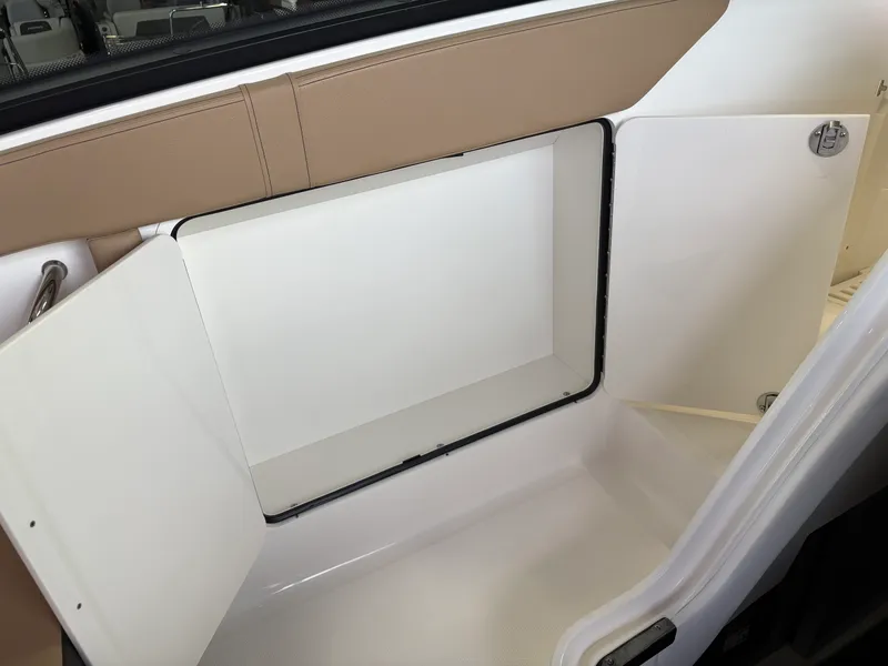 Slide: The Image of Sea Ray Sundancer 320 Outboard 2026 - 22