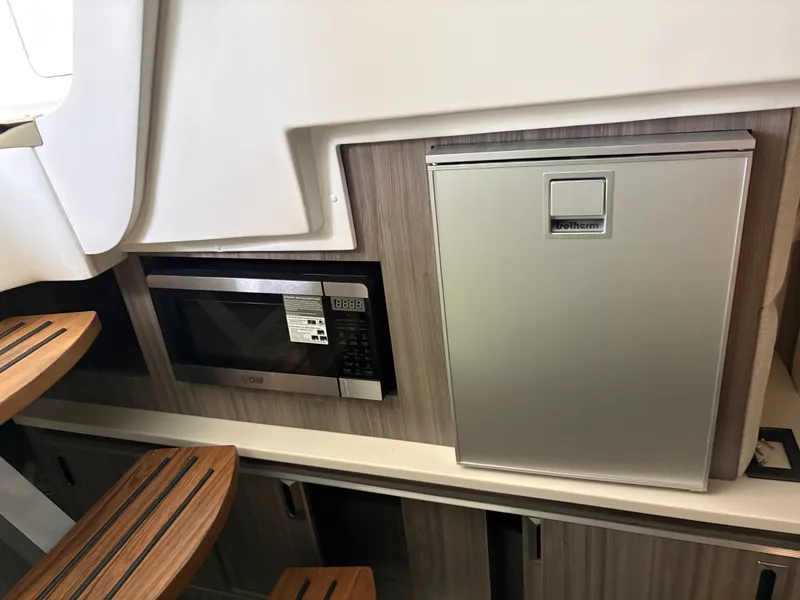 Slide: The Image of Sea Ray Sundancer 320 Outboard 2026 - 25