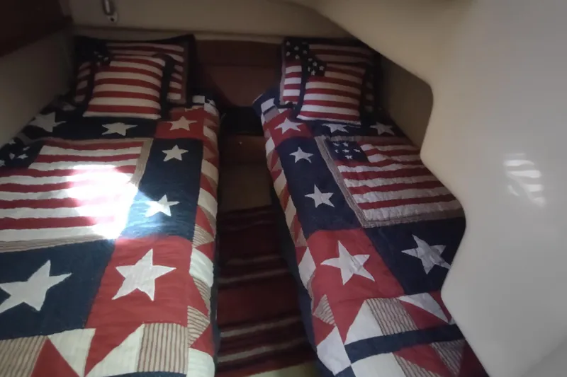 Slide: The Image of Twin beds with American flag quilts in 2001 Maxum 4600 SCB yacht cabin. - 40