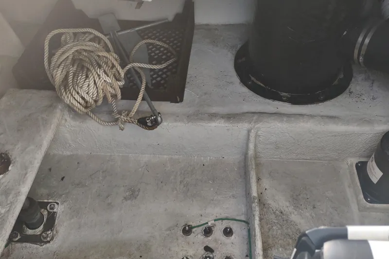 Slide: The Image of Engine compartment of a 2001 Maxum 4600 SCB with rope and equipment. - 46