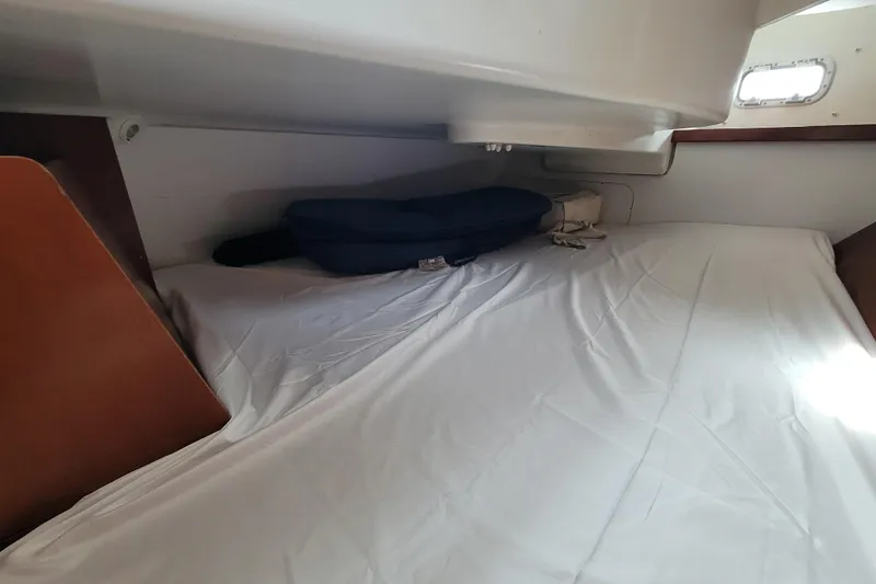 Slide: The Image of Interior cabin of 2002 Beneteau Oceanis 311 sailboat with white bedding. - 30