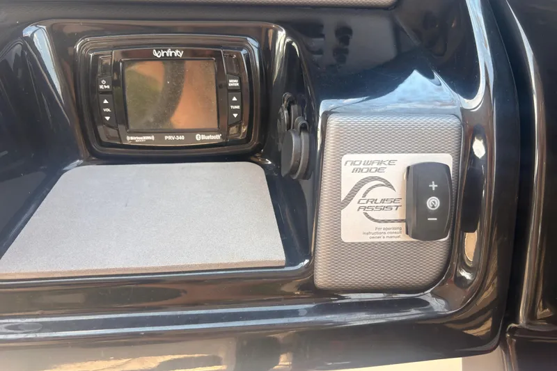 Slide: The Image of Control panel of 2018 Yamaha Boats SX210 featuring Infinity audio system and cruise assist. - 22