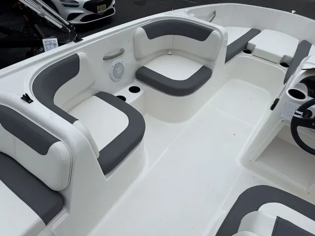 Slide: The Image of Bayliner Element E18 2026 - 12