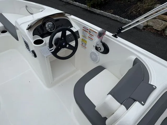 Slide: The Image of Bayliner Element E18 2026 - 9