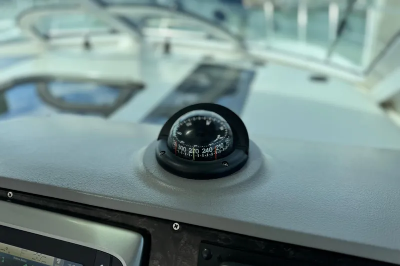 Slide: The Image of Compass on 2009 Sea Ray 470 Sundancer yacht dashboard, close-up view. - 82