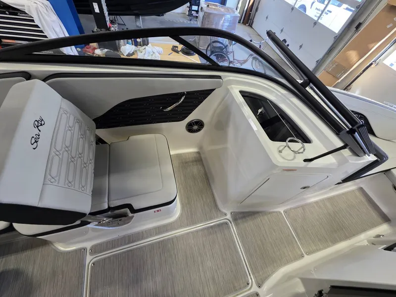 Slide: The Image of Sea Ray SPX 210 2026 - 10