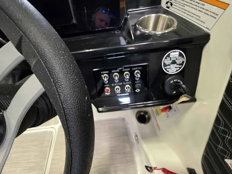 Slide: The Image of Sea Ray SPX 210 2026 - 13