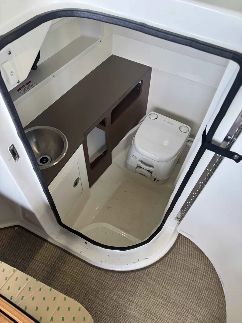 Slide: The Image of Sea Ray SDX 270 2018 - 11