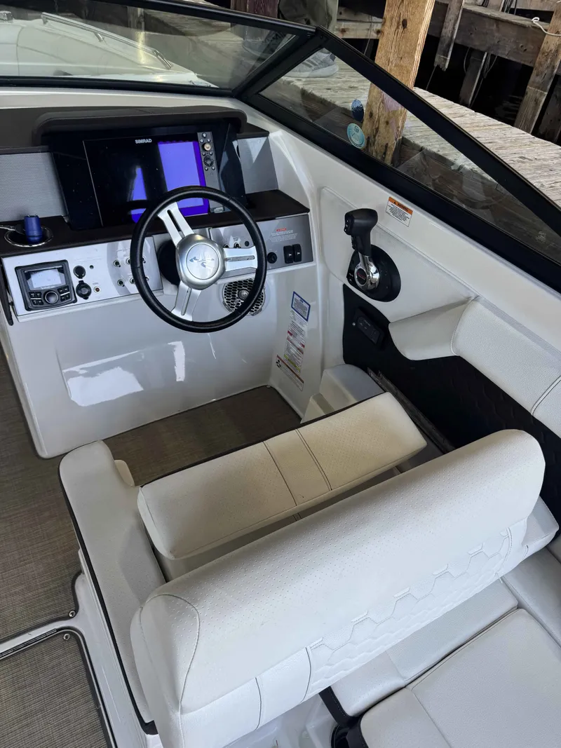 Slide: The Image of Sea Ray SDX 270 2018 - 9