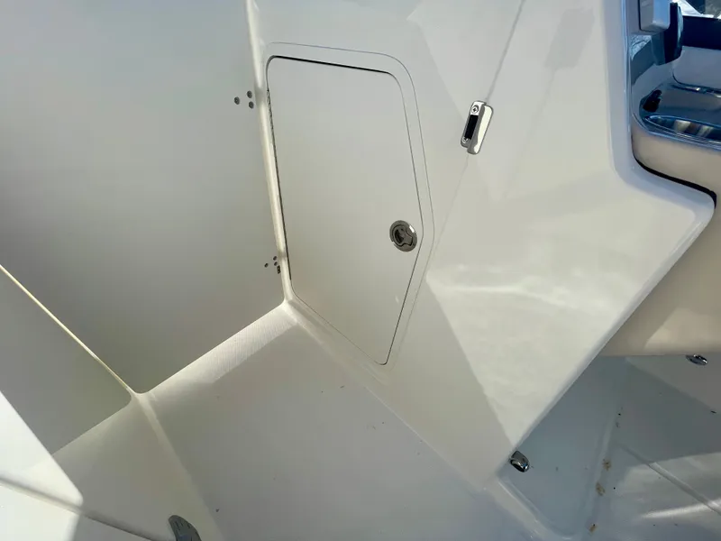 Slide: The Image of Boston Whaler 210 Vantage 2026 - 17