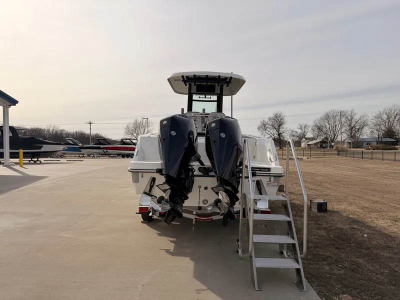 Slide: The Image of Boston Whaler 250 Outrage 2026 - 4