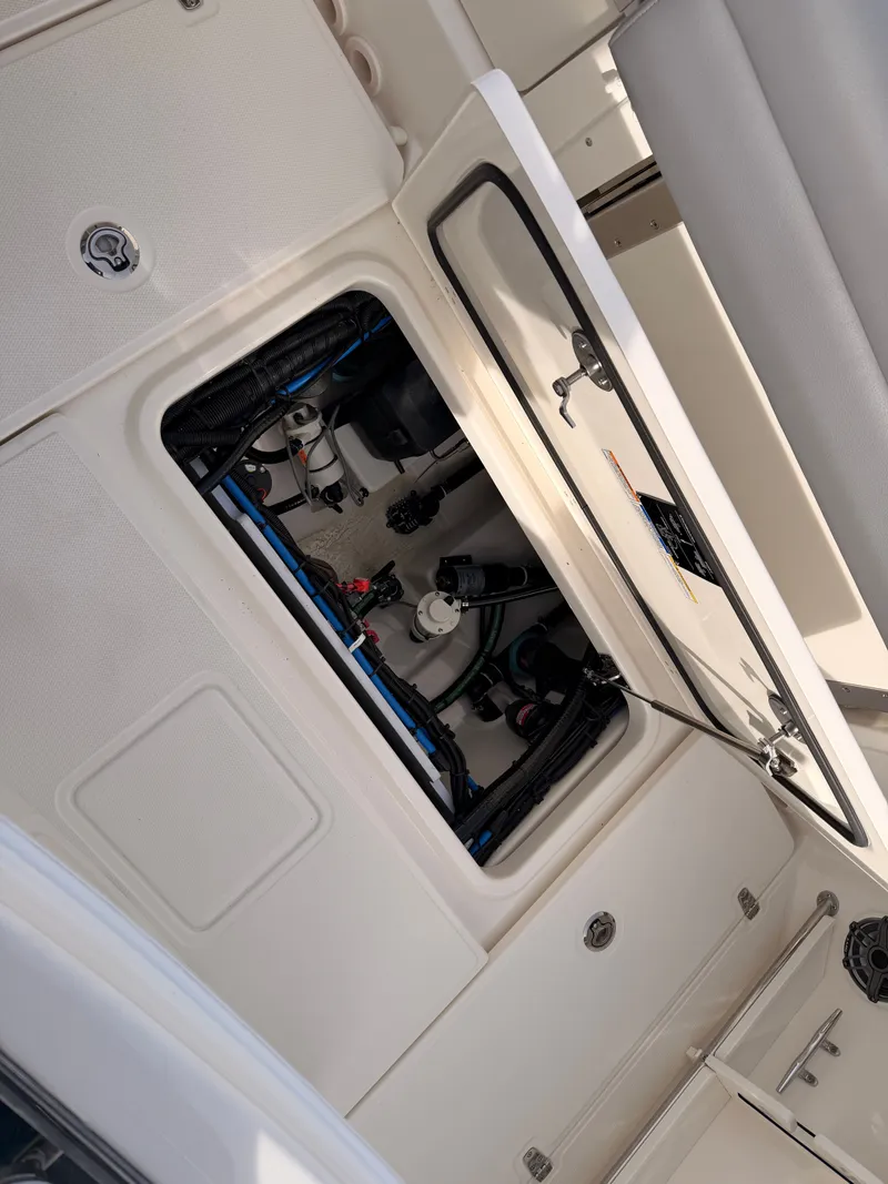 Slide: The Image of Boston Whaler 250 Outrage 2026 - 7