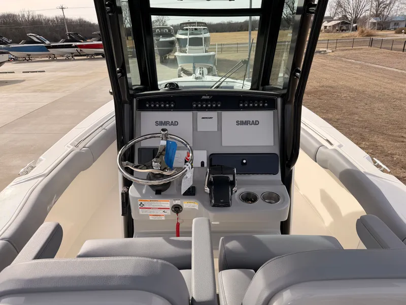 Slide: The Image of Boston Whaler 250 Outrage 2026 - 15