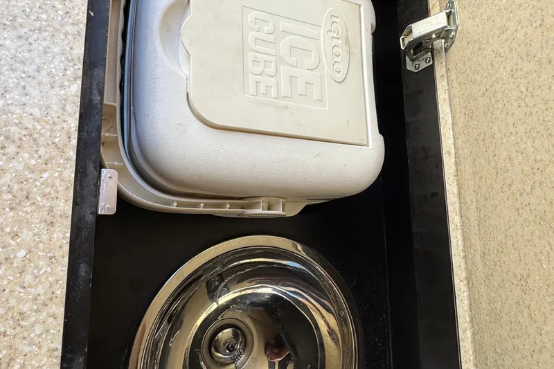 Slide: The Image of Built-in cooler and sink on 2008 Fountain 35 Lightning boat. - 27