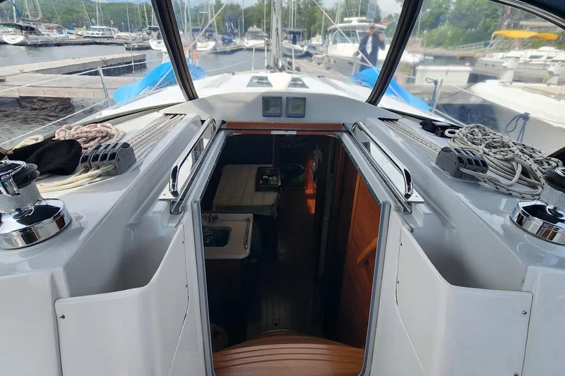 Slide: The Image of Interior view of 2012 Hunter e 33 sailboat cockpit with marina background. - 4