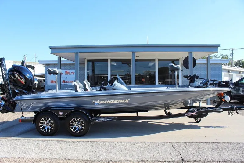 The Image of 2026 Phoenix 921 ELITE boat displayed at dealership, featuring sleek design and modern equipment. - 0
