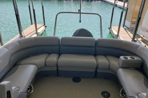 Slide: The Image of 2014 Premier Yachts 250 S-Series RF boat with spacious seating at a dock. - 10