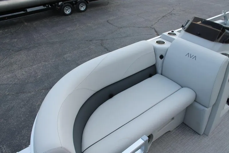 Slide: The Image of Avalon VLS QUAD LOUNGER 21 logo on sleek 2026 model surface. - 8