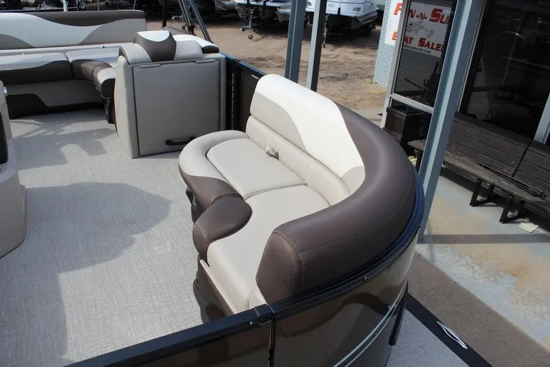 Slide: The Image of 2026 Avalon LSZ Cruise Rear Bench 21 with luxurious seating and modern design. - 4