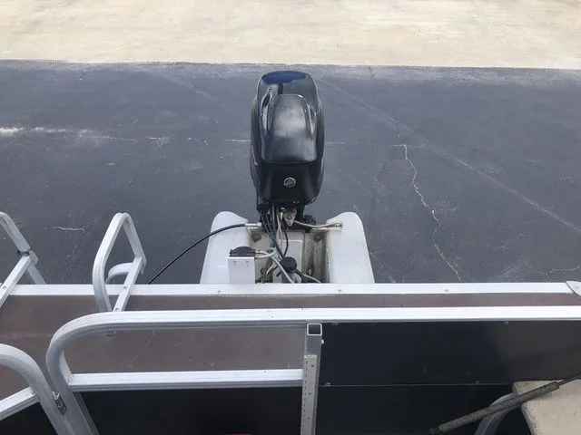 Slide: The Image of Sun Tracker Party Barge 20 DLX 2015 - 12