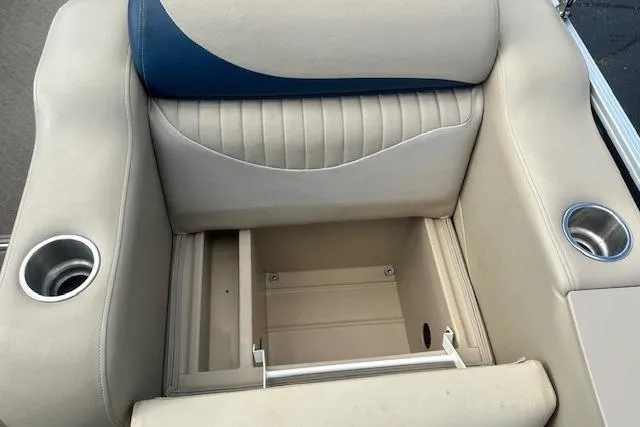 Slide: The Image of 2014 Manitou 24 Oasis SR boat seat with storage compartment and cup holders. - 10