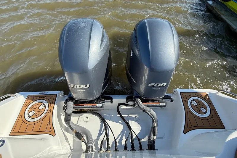 Slide: The Image of Twin Yamaha 200 engines on a 2022 Sea Hunt Ultra 275 SE boat. - 34
