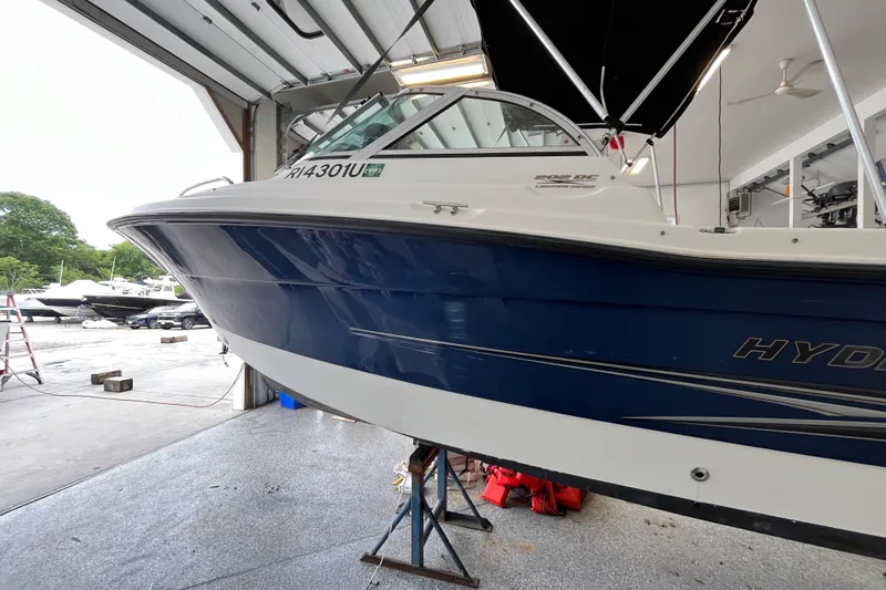Slide: The Image of 2006 Hydra-Sports Lightning 202 DC boat in a garage, blue and white hull. - 33