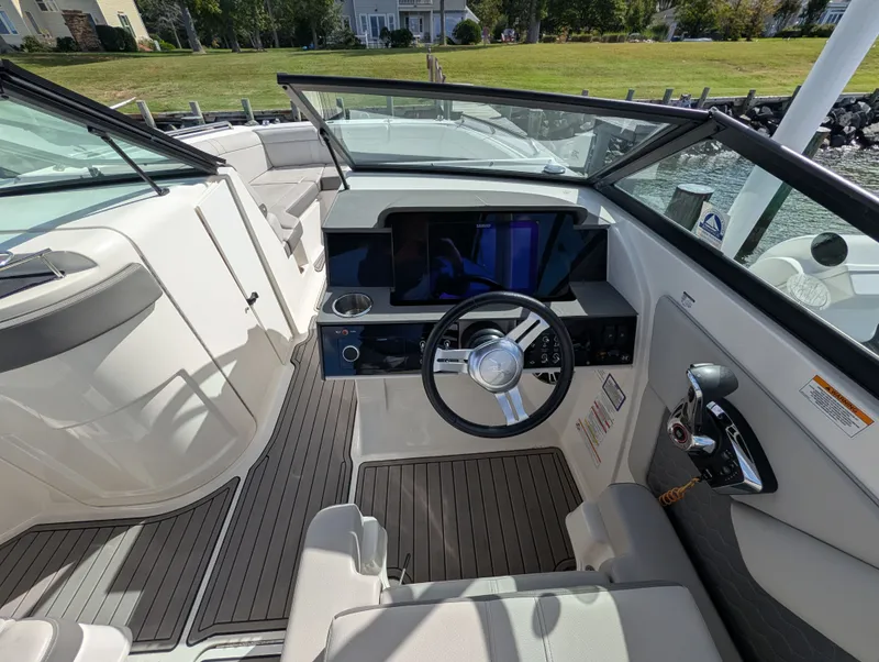 Slide: The Image of Sea Ray 270 Sundeck Outboard 2024 - 10