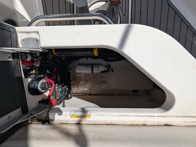 Slide: The Image of Sea Ray 270 Sundeck Outboard 2024 - 11