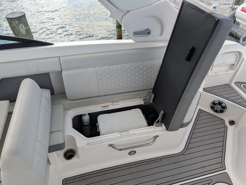 Slide: The Image of Sea Ray 270 Sundeck Outboard 2024 - 17