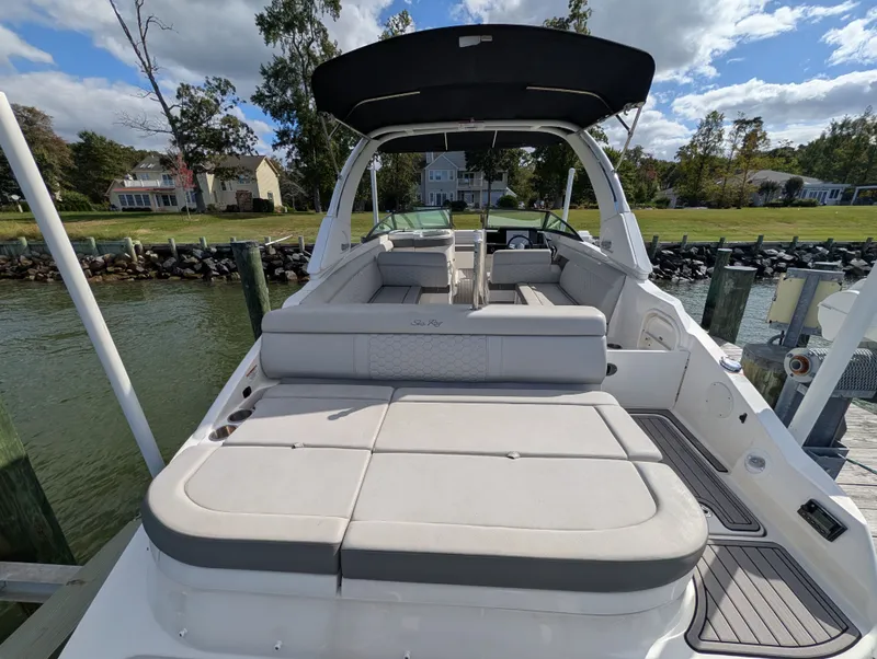 Slide: The Image of Sea Ray 270 Sundeck Outboard 2024 - 4