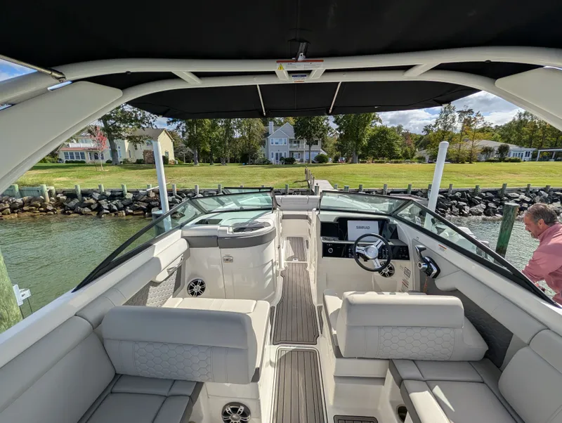 Slide: The Image of Sea Ray 270 Sundeck Outboard 2024 - 6
