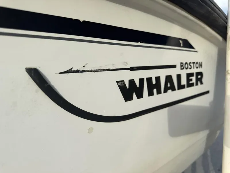 Slide: The Image of Boston Whaler 220 Dauntless 2007 - 15