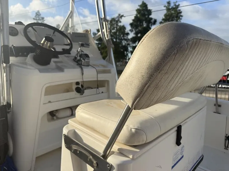 Slide: The Image of Boston Whaler 220 Dauntless 2007 - 3