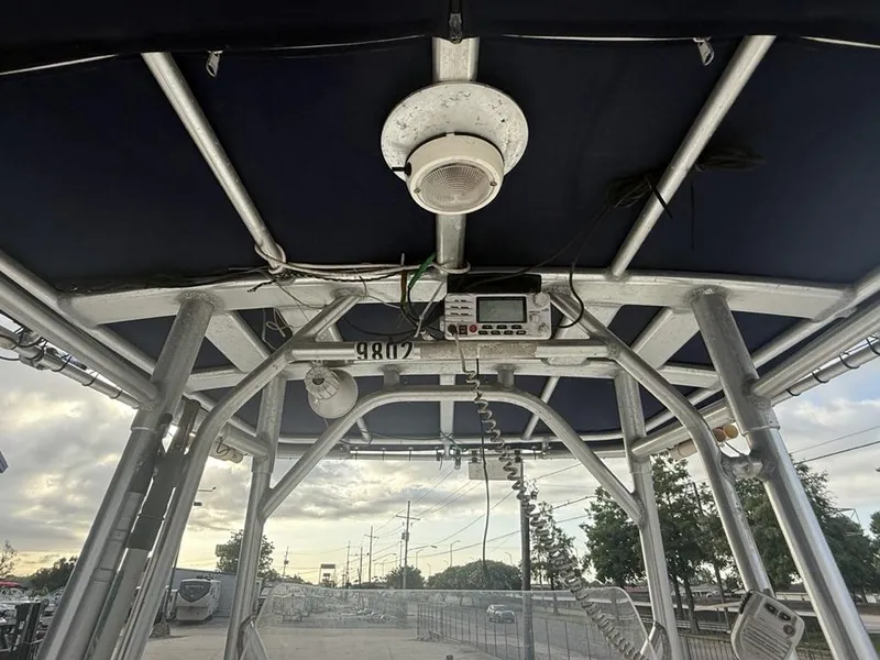 Slide: The Image of Boston Whaler 220 Dauntless 2007 - 8