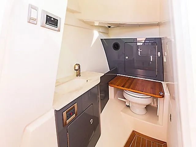 Slide: The Image of Boston Whaler 330 Vantage 2026 - 11