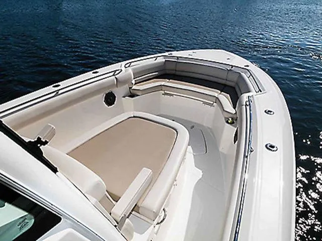 Slide: The Image of Boston Whaler 330 Outrage 2026 - 5