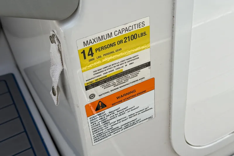 Slide: The Image of Capacity label on 2000 Four Winns 260 Horizon boat, maximum 14 persons or 2100 lbs. - 15
