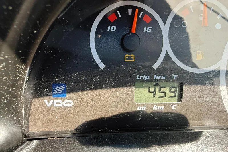 Slide: The Image of Dashboard of a 2000 Four Winns 260 Horizon boat showing 459 hours. - 32