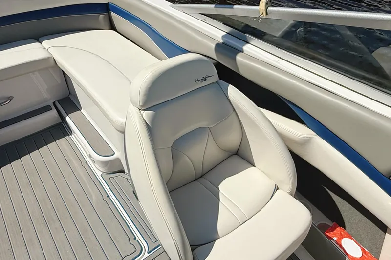 Slide: The Image of 2000 Four Winns 260 Horizon boat interior with white seating and blue accents. - 33