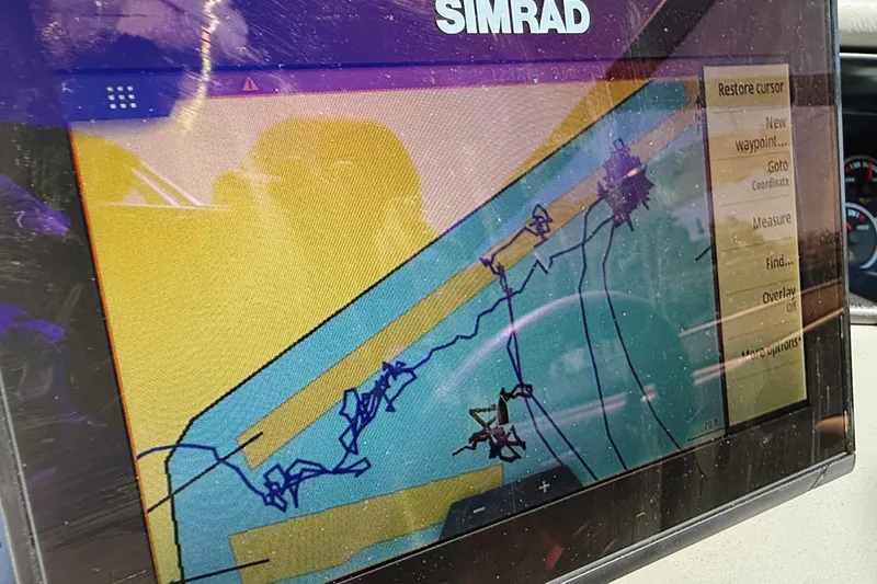Slide: The Image of Simrad navigation display on 2000 Four Winns 260 Horizon boat. - 37